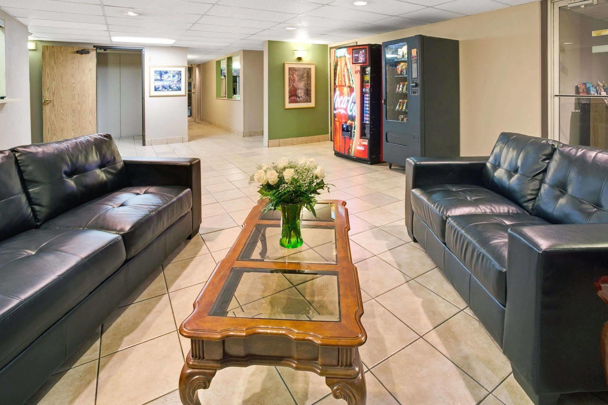 Super 8 By Wyndham Henderson North East Denver Экстерьер фото