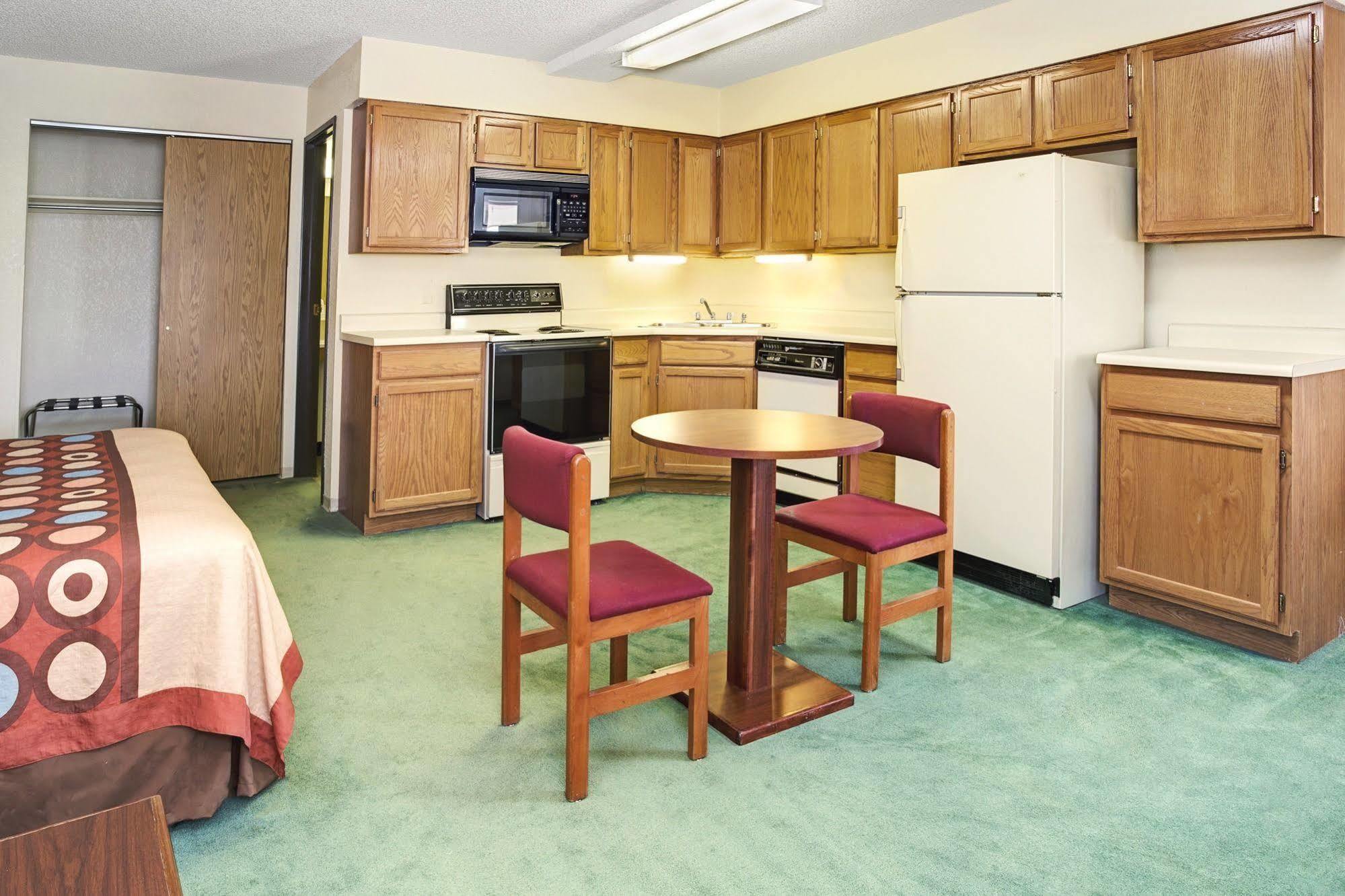 Super 8 By Wyndham Henderson North East Denver Экстерьер фото