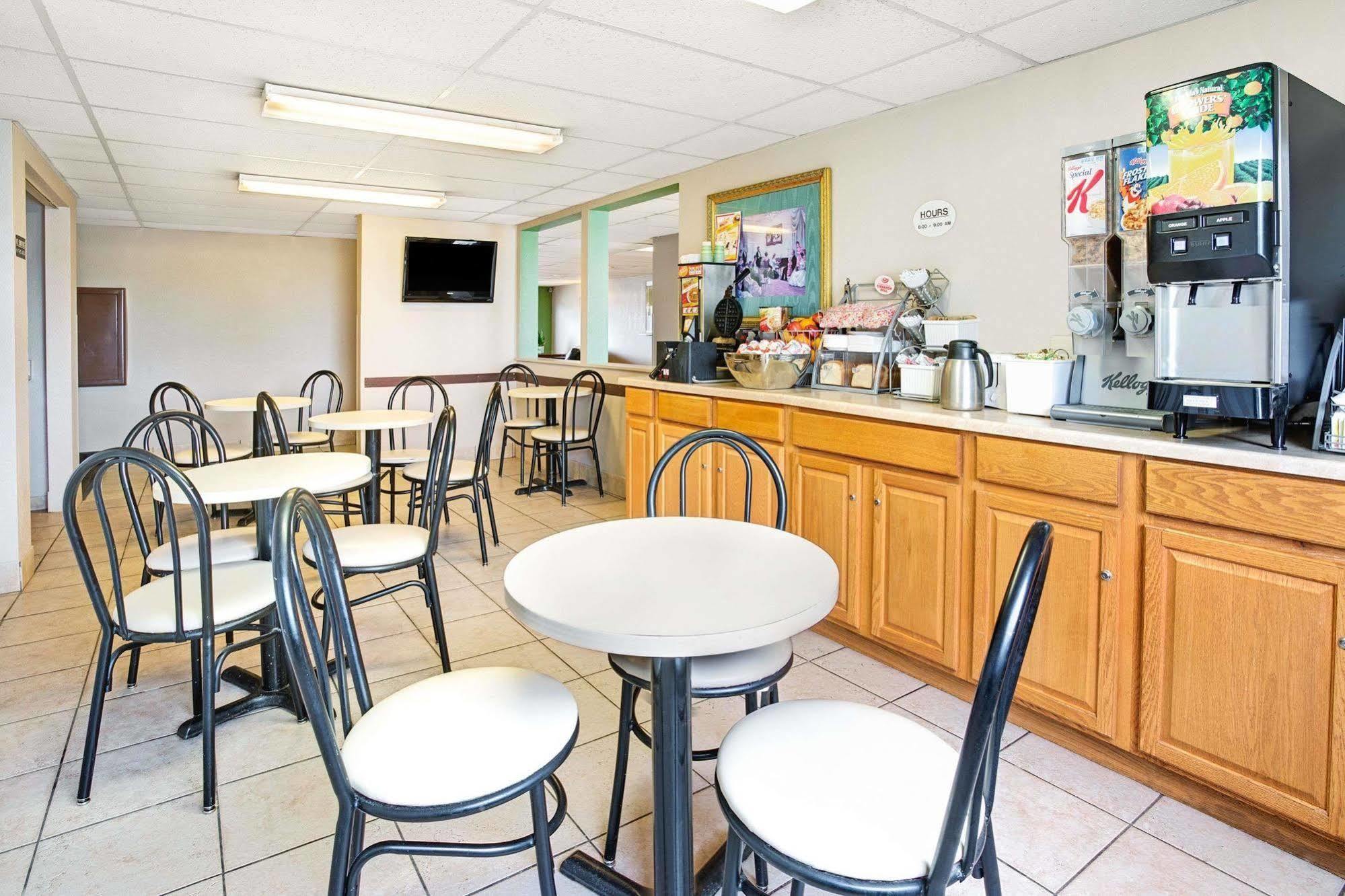 Super 8 By Wyndham Henderson North East Denver Экстерьер фото